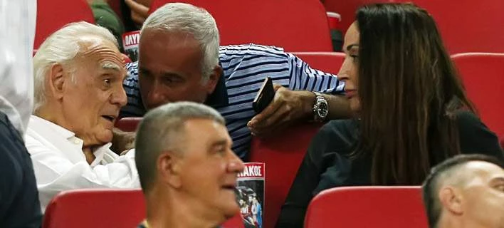 Ο Ακης Τσοχατζόπουλος πήγε γήπεδο -Είδε τον Ολυμπιακό παρέα με τη Βίκυ Σταμάτη